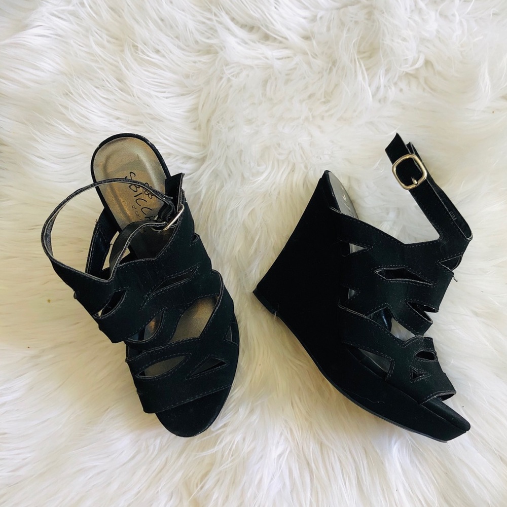 🍸 Black velvet Sbicca wedge